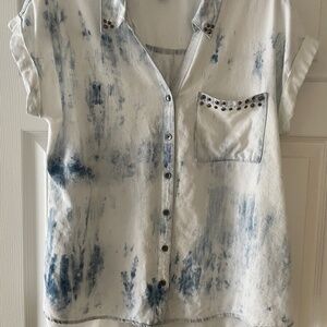 Rock and Republic Sort Sleeve Button down Top. Size Large. Tie Dye.